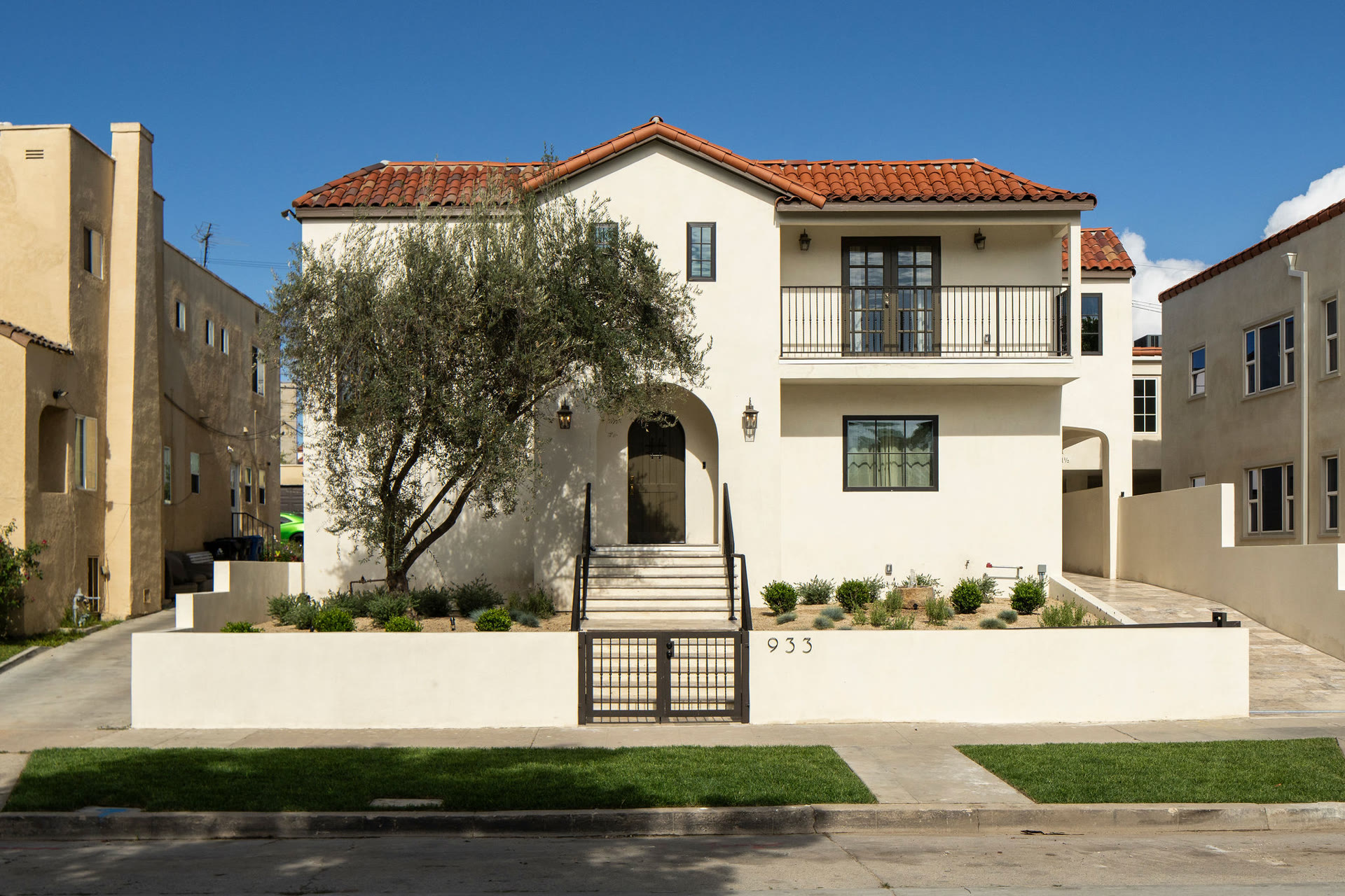 933 S Sycamore — 2